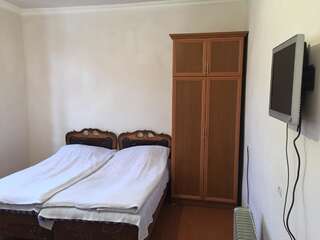 Отель Meghri Inn Meghri Двухместный номер с 2 отдельными кроватями и собственной ванной комнатой-3