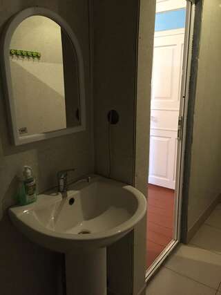 Отель Meghri Inn Meghri Двухместный номер с 2 отдельными кроватями и собственной ванной комнатой-5